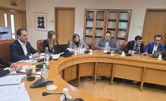 Τα βρίσκουν Βουλή και ΥΠΕΣ για αλλαγές στην απόκτηση ακινήτων από αλλοδαπούς