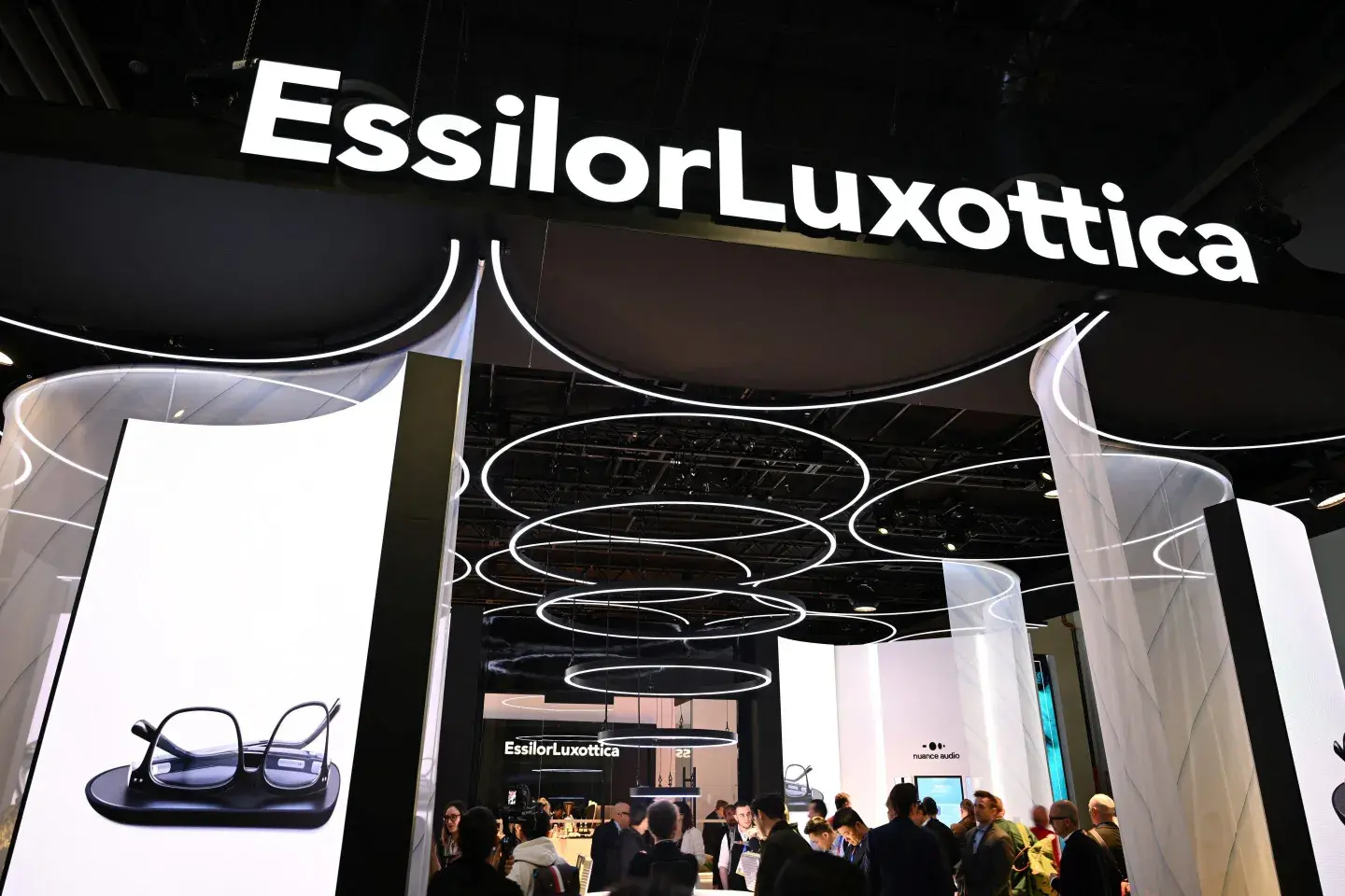 Η κούρσα των smart glasses επιβαρύνει τη μετοχή της EssilorLuxottica