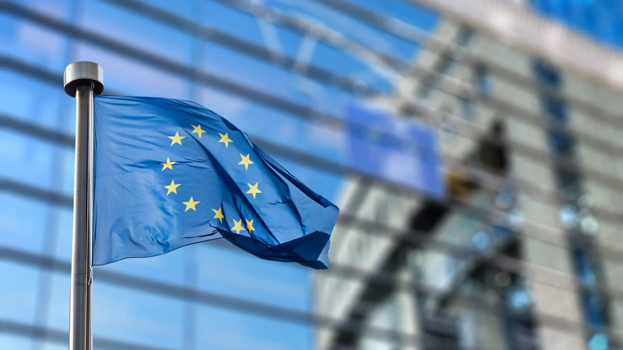 Οι Βρυξέλλες βάζουν χέρι στις μεγάλες επιχειρήσεις – Ποιο νέο φόρο εξετάζουν