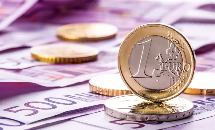 Το ευρώ ενισχύεται οριακά