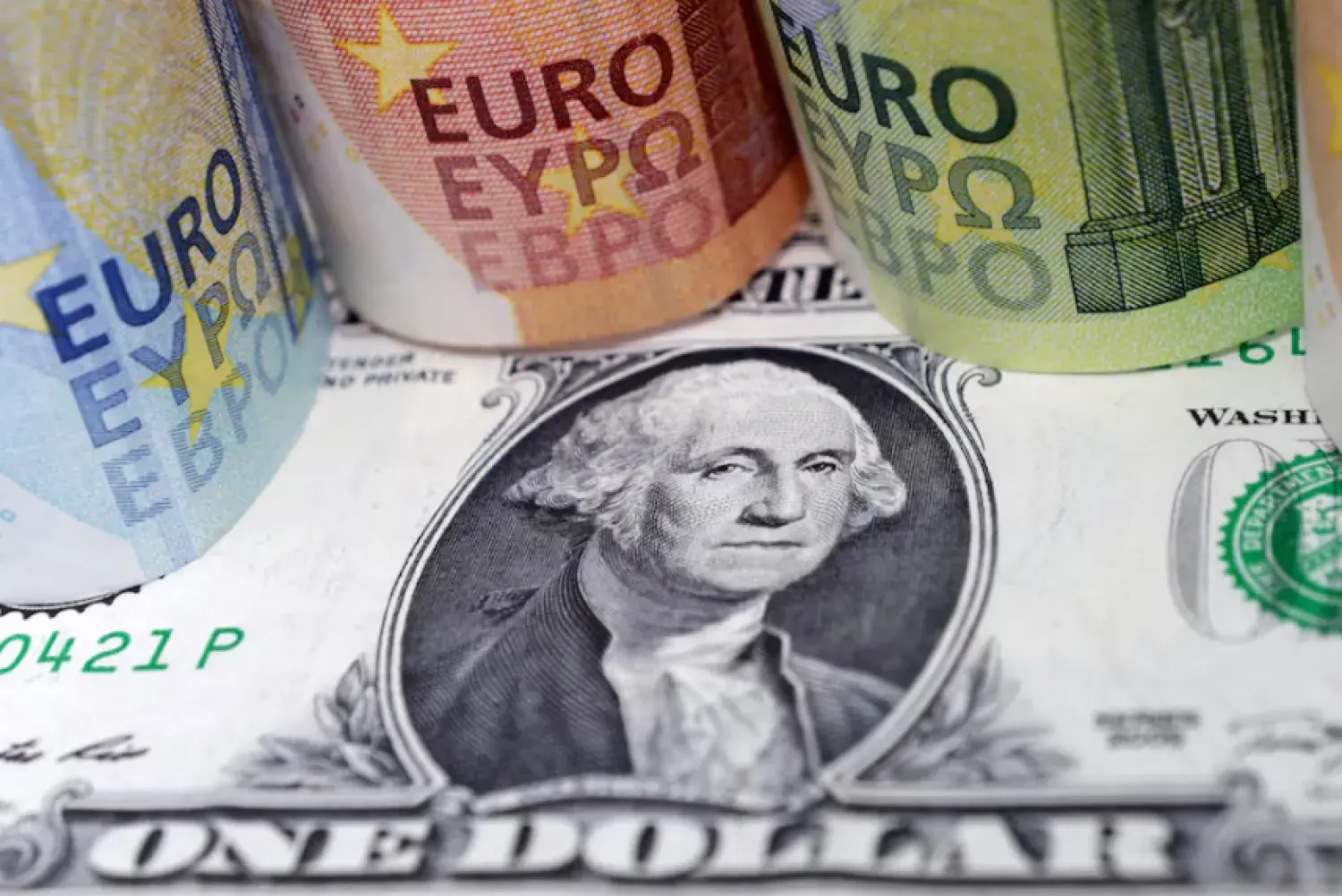 Σταθεροποιείται το ευρώ, ενισχύεται έναντι του γιεν το δολάριο