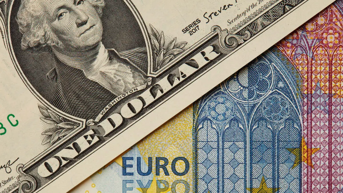 Μπορεί το ευρώ να πάρει τα σκήπτρα από το δολάριο; Γιατί ο παράγοντας Τραμπ δεν είναι αρκετός