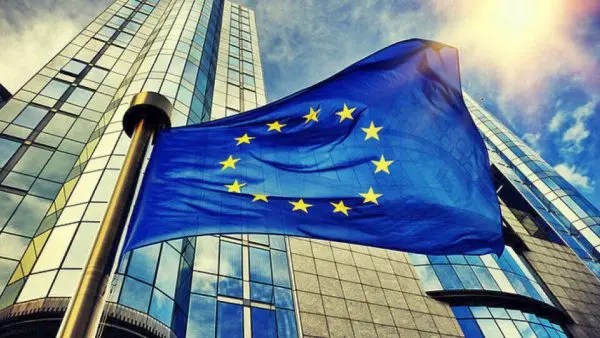 «Μαχαίρι» στα πάρτι και τα ταξίδια των διπλωματών βάζει η ΕΕ