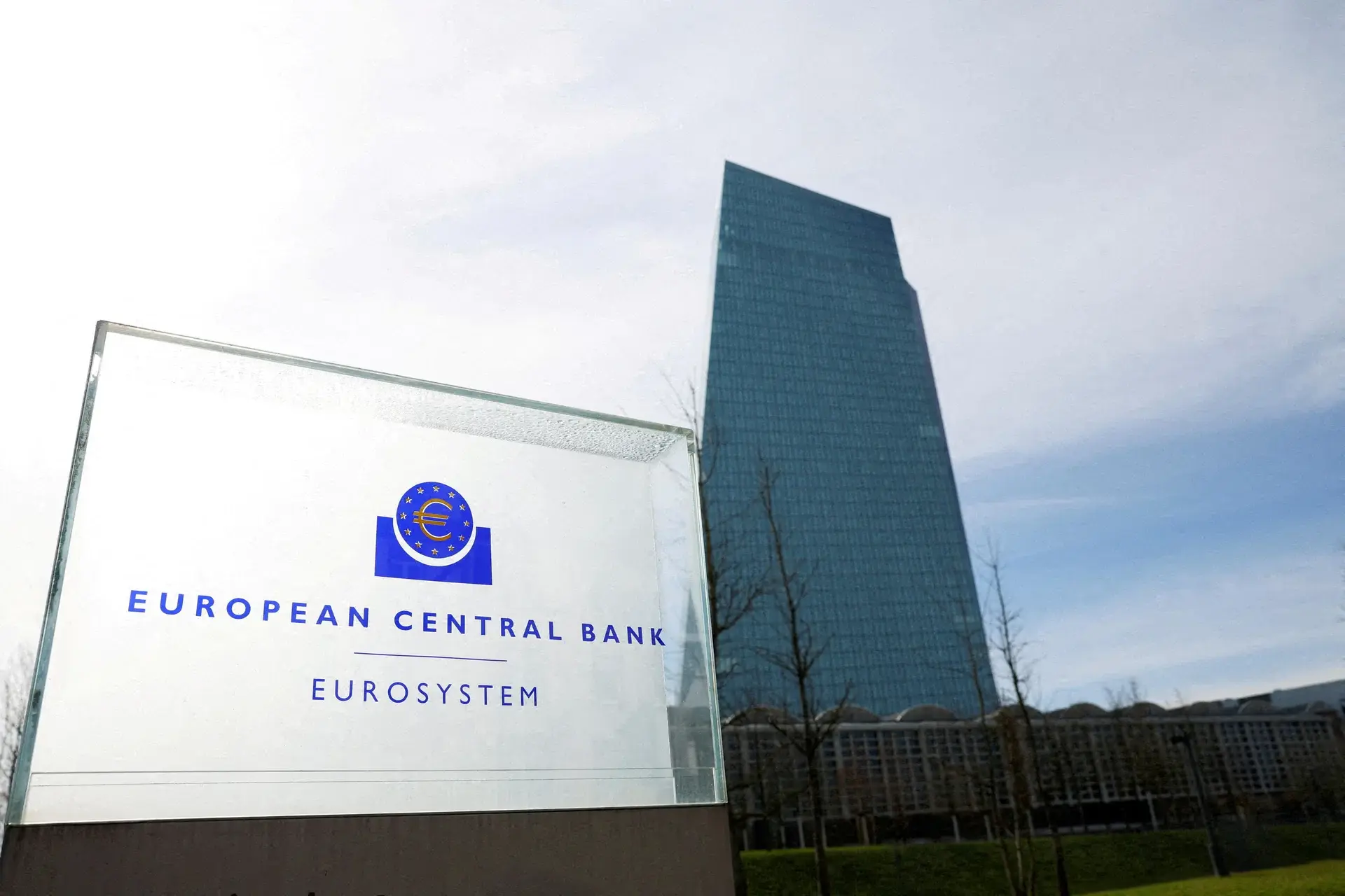 ΕΚΤ: Παγώνει τα επιτόκια με το βλέμμα στις διαπραγματεύσεις ΗΠΑ–ΕΕ για τους δασμούς