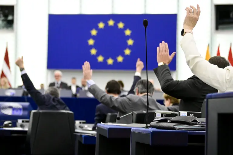 Ευρωβουλή: Ζητά καλύτερη προστασία εργαζομένων από αθέμιτες απολύσεις σε αναδιαρθρώσεις