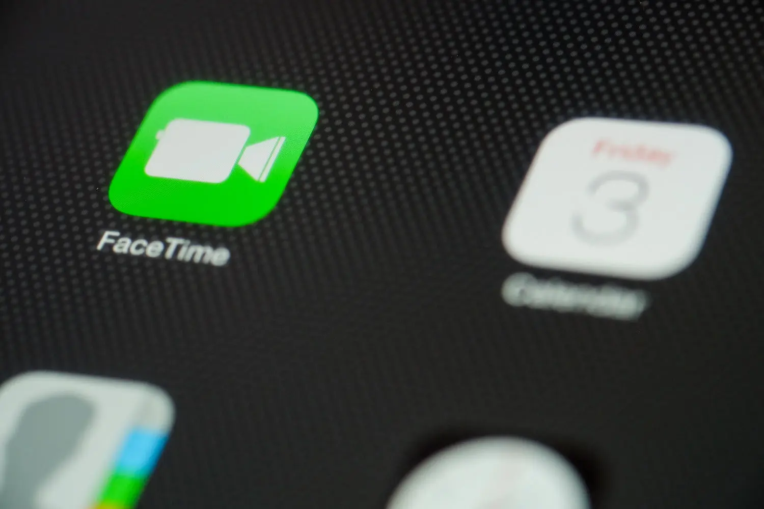 Σφάλμα λογισμικού Apple, επιτρέπει σε τρίτους να κρυφακούουν 
