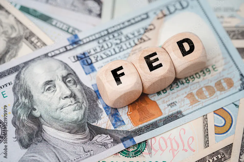 Fed: Επιφυλακτικότητα για τα επιτόκια – Προβληματισμός για τις πολιτικές Τραμπ