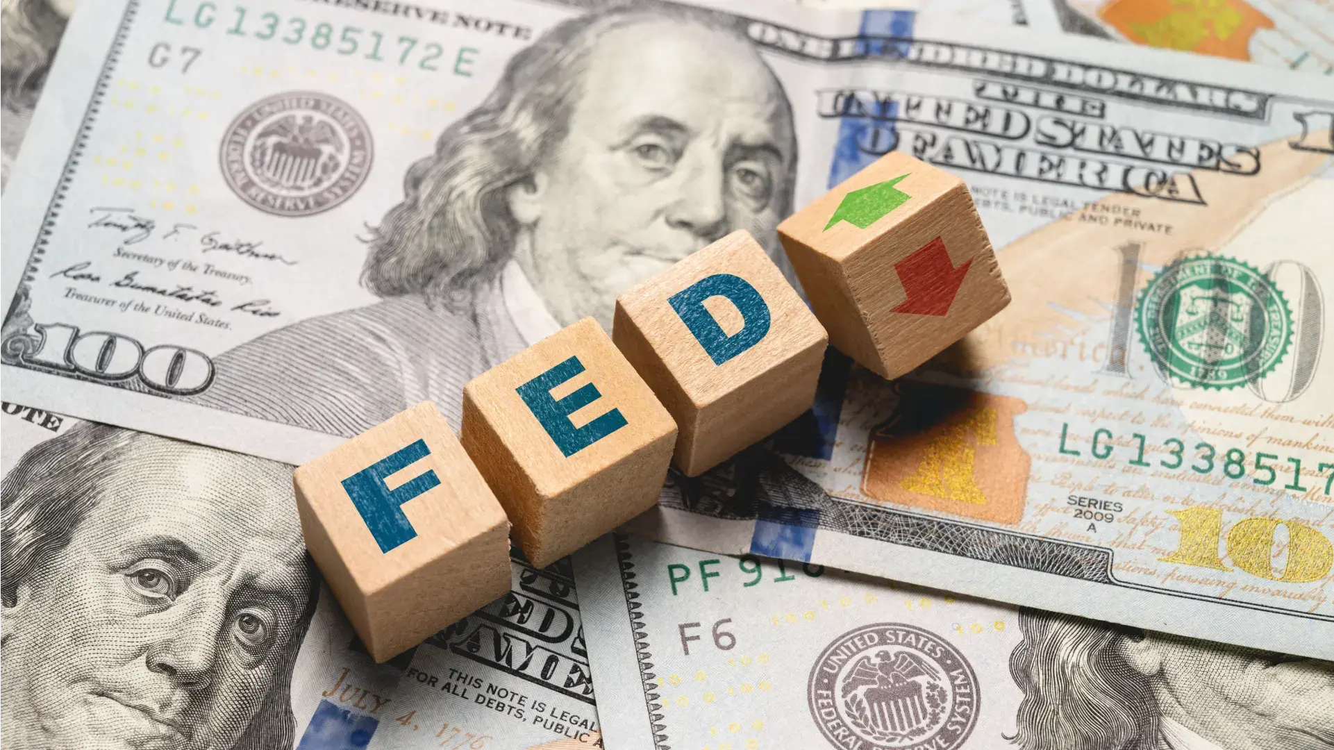Fed: Ο Γκούλσμπι ζητά φρένο στις μειώσεις επιτοκίων – «Το 3% στον πληθωρισμό δεν είναι αρκετό»