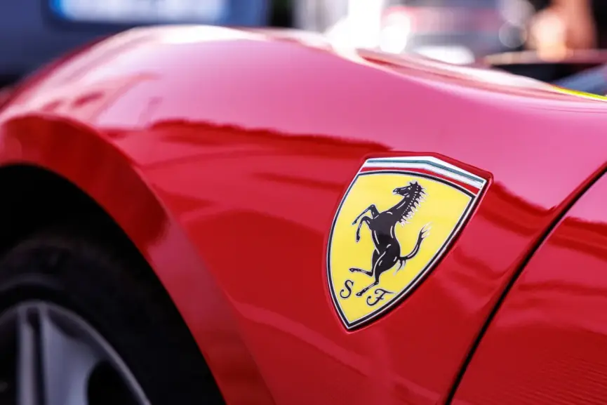 Γιατί η Ferrari μειώνει στο μισό τον στόχο της για EV