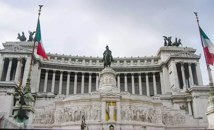 Fitch: Σημαντικοί κίνδυνοι για τους στόχους του ιταλικού προϋπολογισμού