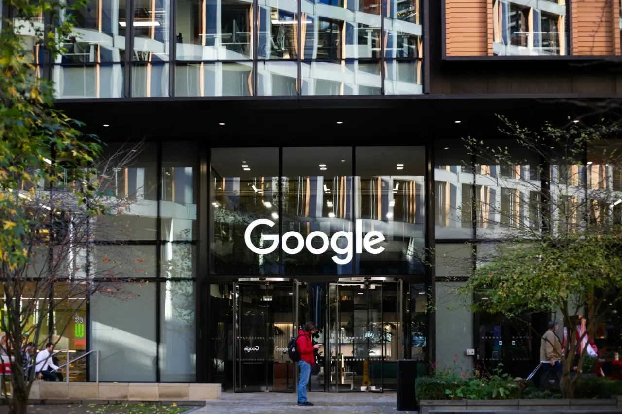 Google: Αντιμέτωπη με αστικές αγωγές άνω των €12 δισ. σε όλη την Ευρώπη (λίστα)