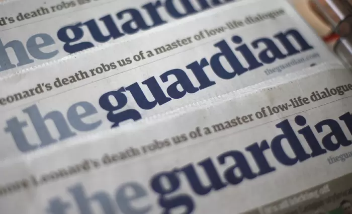 Σε βιοδιασπώμενη σακούλα πλέον, η «Guardian»  