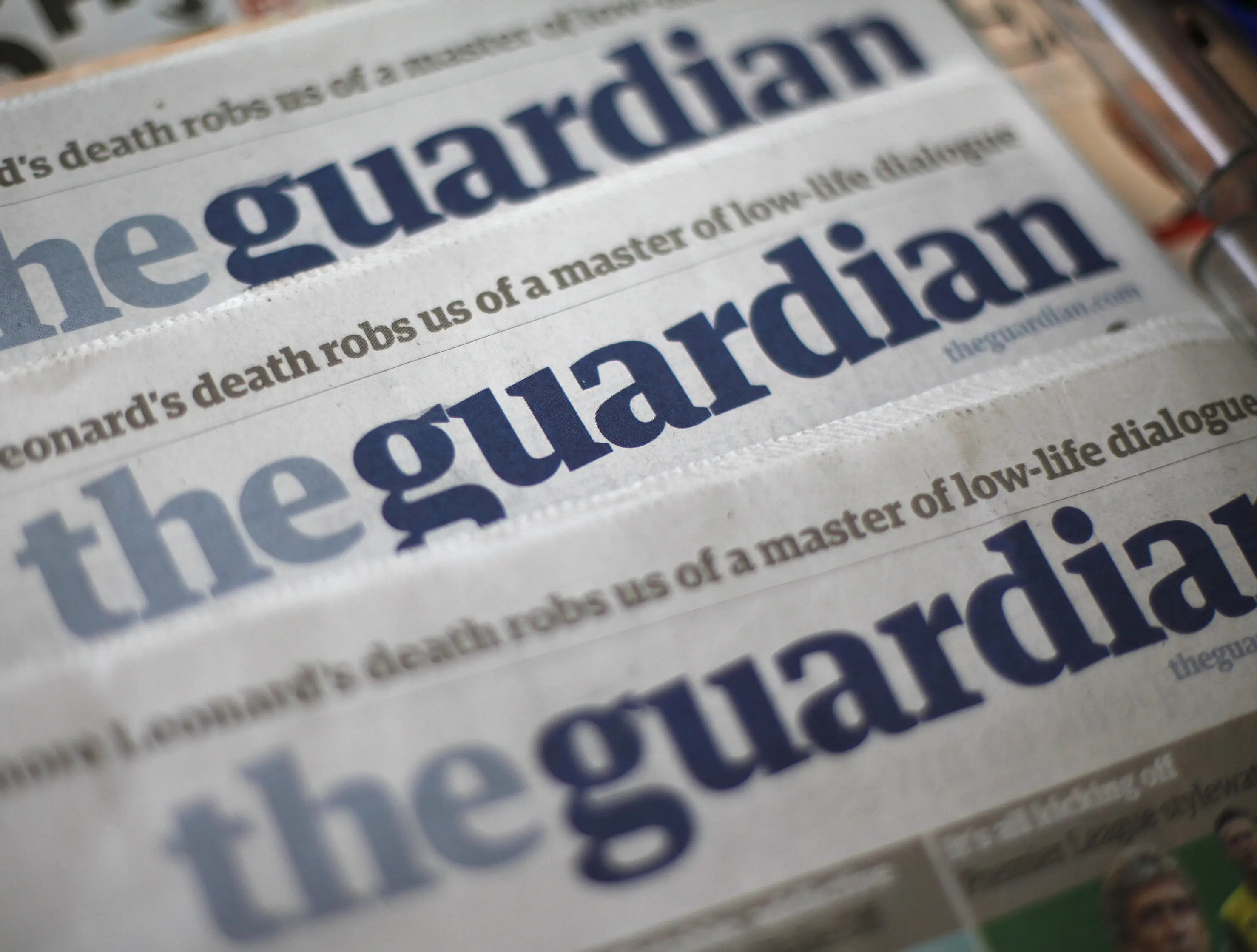 Σε βιοδιασπώμενη σακούλα πλέον, η «Guardian»  