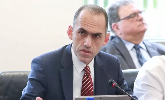 Χάρης: Μελετάμε τη θέσπιση κατώτατου μισθού (vid)