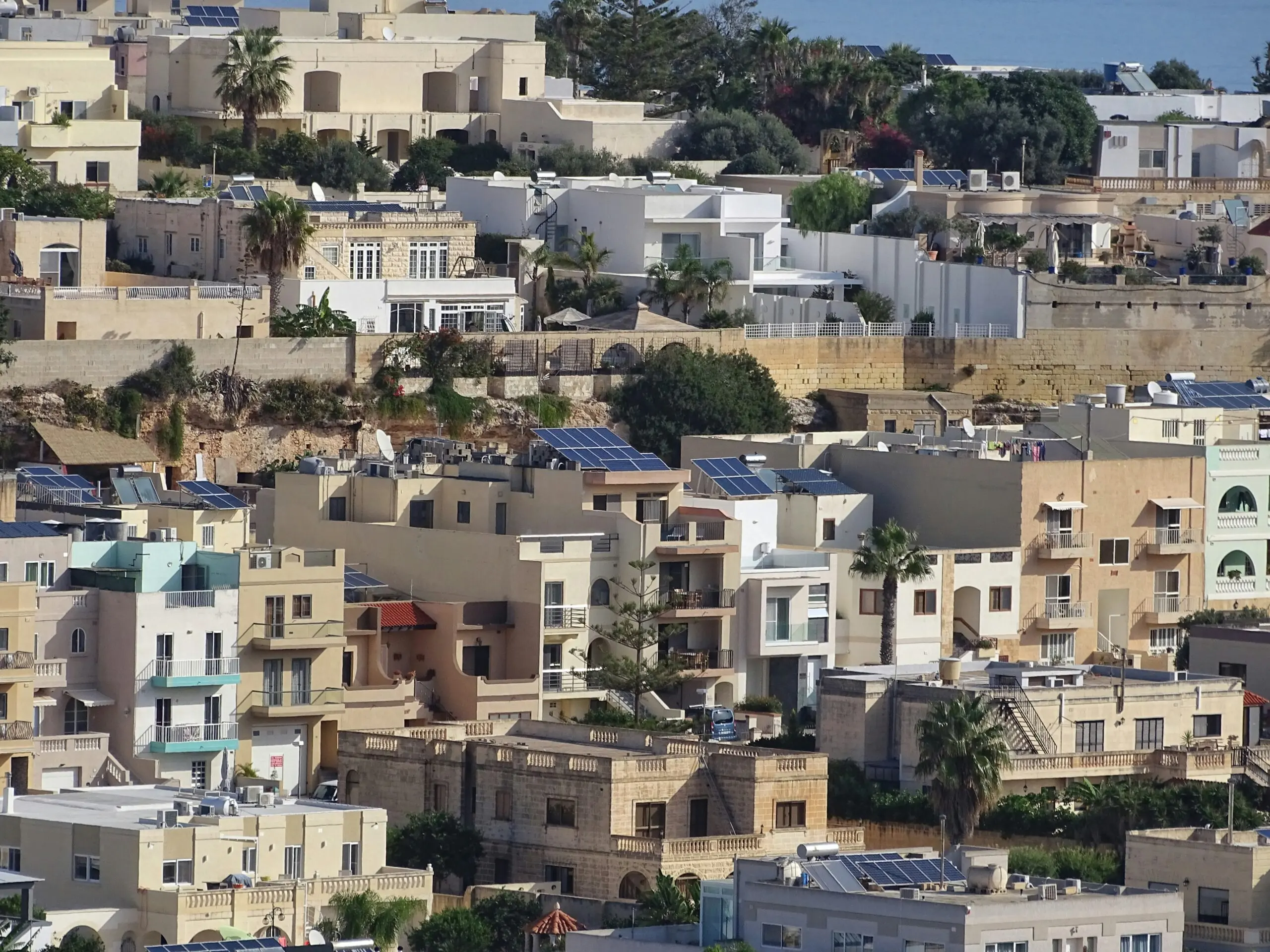 Politico: Καίει όλους τους Ευρωπαίους το στεγαστικό πρόβλημα (πίνακες)