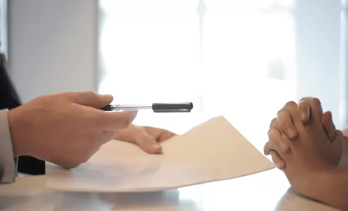 Έβαζαν καθαρίστριες και οδηγούς ως διευθυντές εταιρειών - Κινδυνεύουν με πρόστιμα