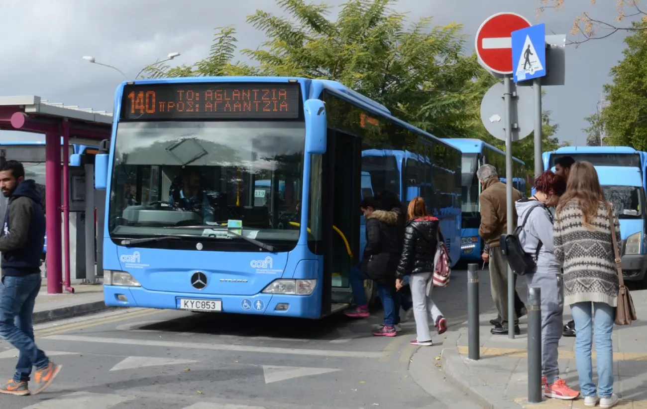 Σκέψεις για μετακίνηση δημοσίων υπαλλήλων με λεωφορεία