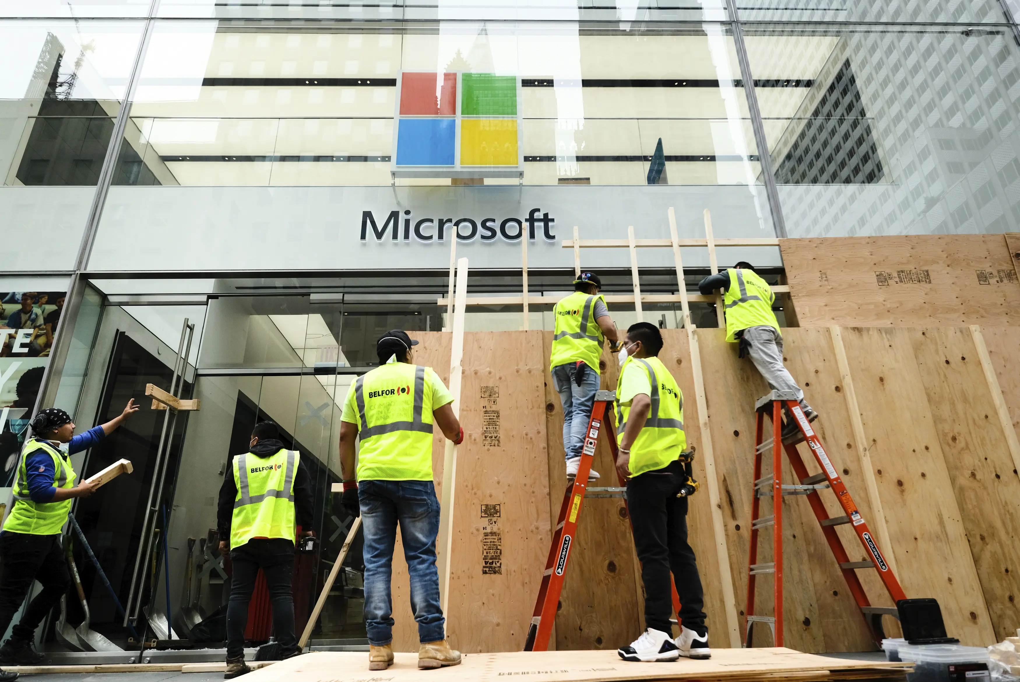 H Microsoft κλείνει οριστικά τα καταστήματα της