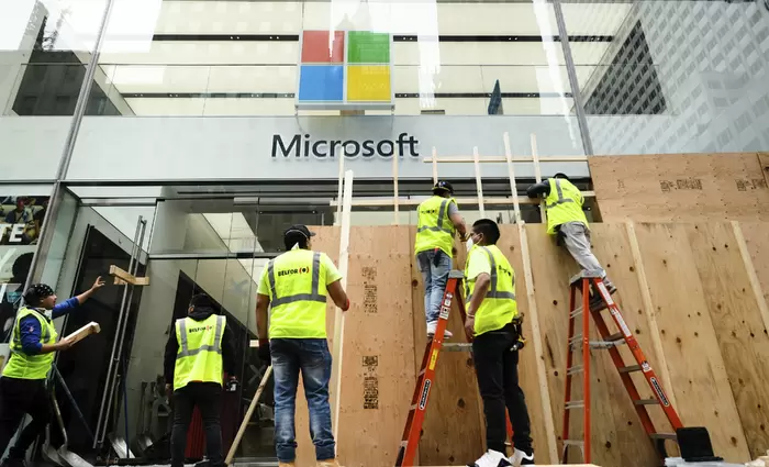 H Microsoft κλείνει οριστικά τα καταστήματα της