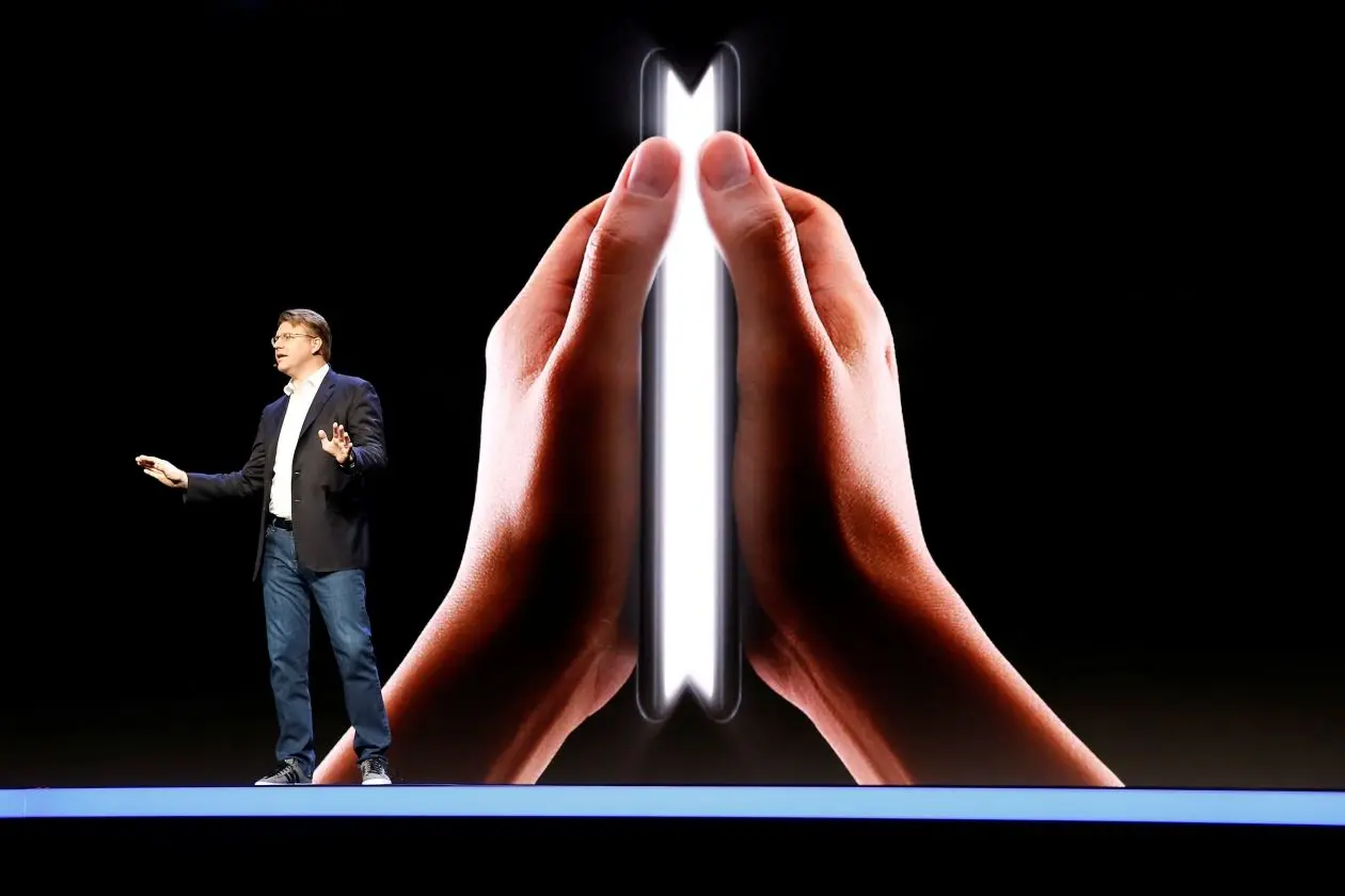 Αυτό είναι το νέο κινητό που λανσάρει η Samsung (vid)