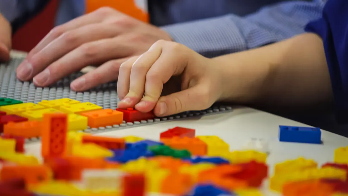 Η LEGO φτιάχνει ειδικά τουβλάκια για τυφλά παιδιά