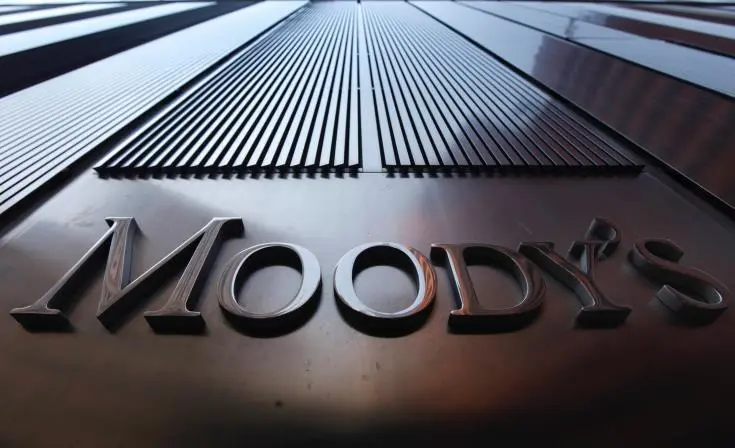 Moody’s: Θετική, αλλά με ασάφειες η θέσπιση πλαισίου για τις τιτλοποιήσεις
