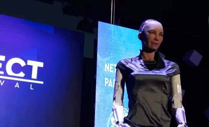 Το ρομπότ Sophia επισκέφτηκε την Λεμεσό και δηλώνει υπερήφανο