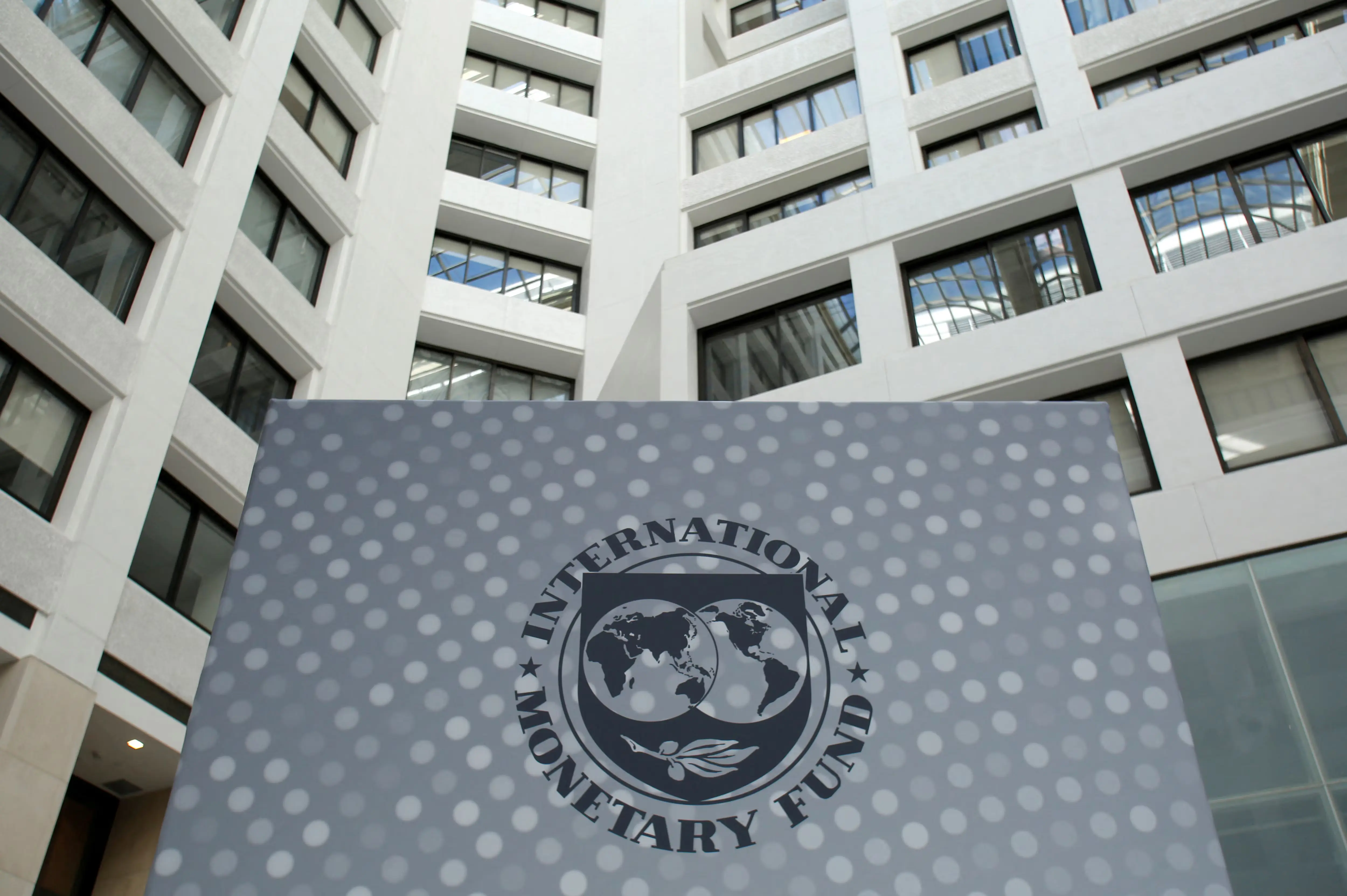 Ευχάριστη έκπληξη από το ΔΝΤ: Ανοδική αναθεώρηση των προβλέψεων για την παγκόσμια οικονομία