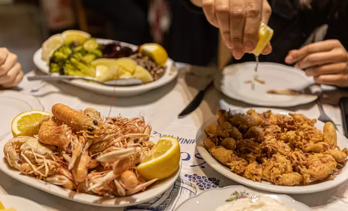 «Ανάσα» για την εστίαση τα τριήμερα ενόψει αυξήσεων-φωτιά στα τέλη