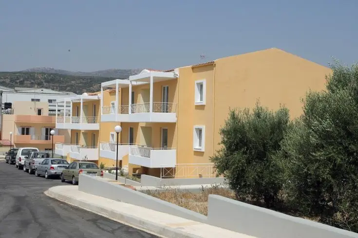 Έπεσαν οι υπογραφές για ανέγερση των πρώτων μονάδων προσιτής στέγης