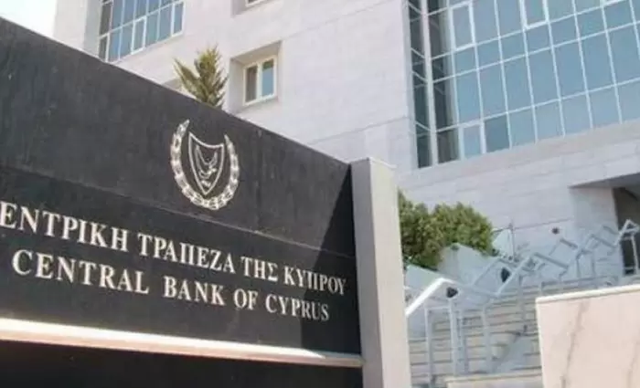 Στα €52 δισ. οι καταθέσεις, €25 δισ. τα δάνεια τον Μάρτιο