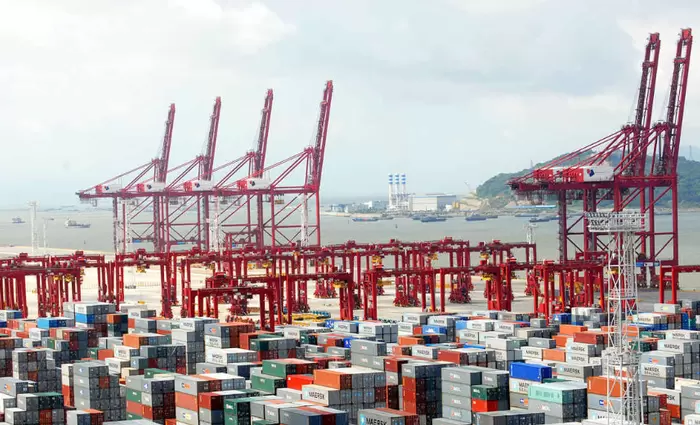 Μειώθηκε το έλλειμμα εμπορικού ισοζυγίου το οκτάμηνο