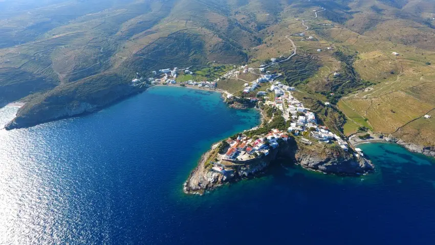 Το νησί των Κυκλάδων με τις 92 παραλίες