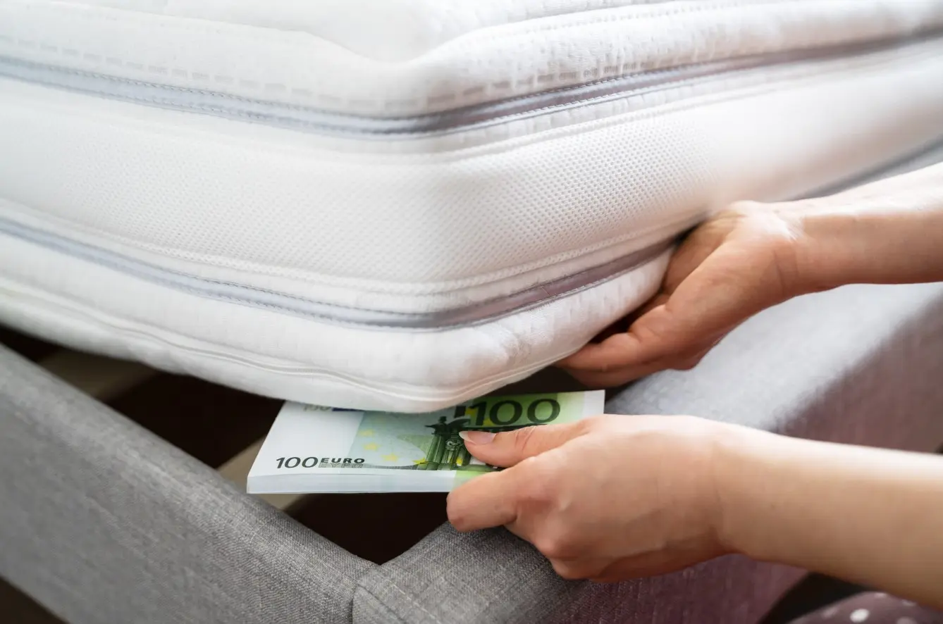 Τα λεφτά κάτω από το στρώμα που χάνουν τη μάχη της αγοραστικής δύναμης