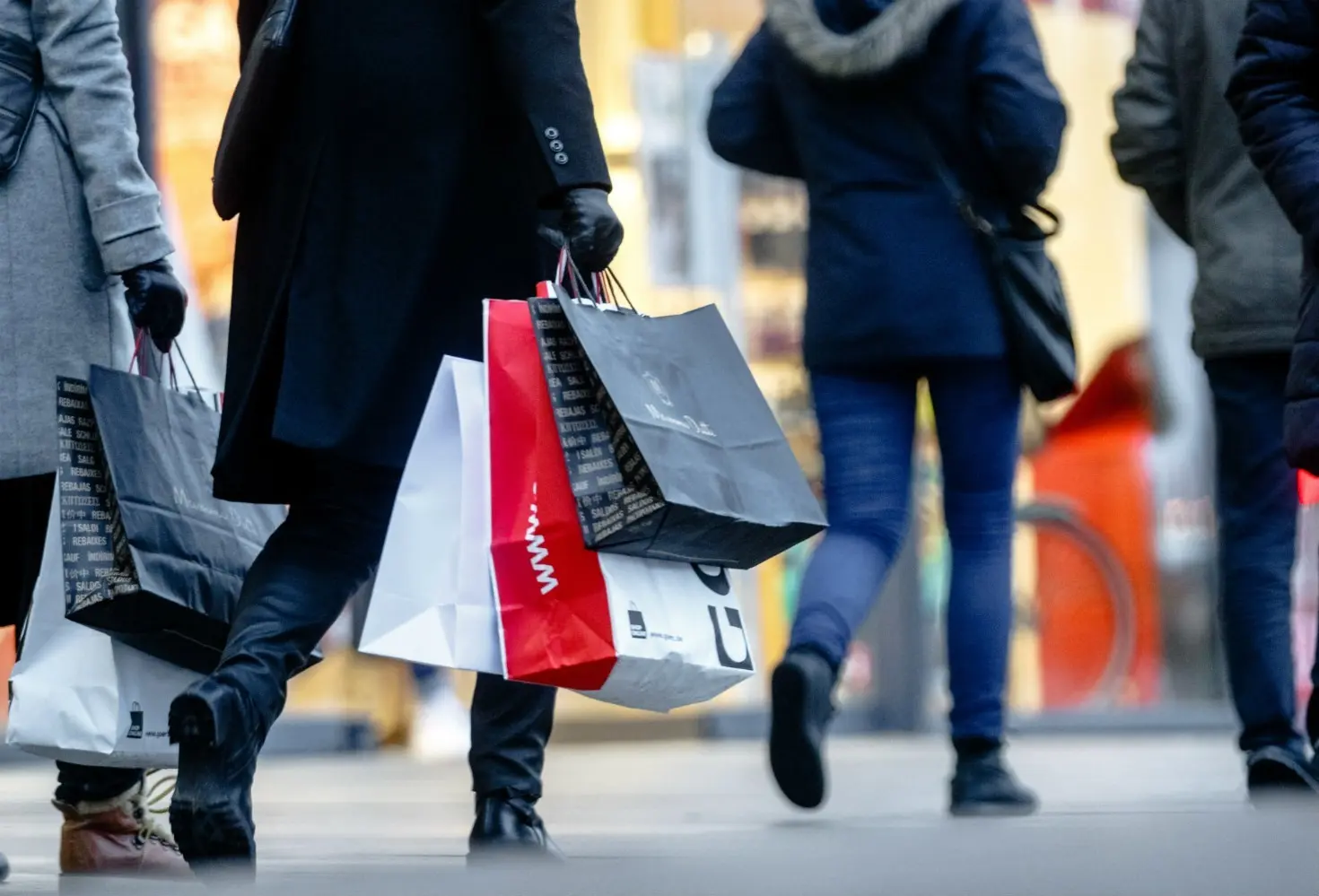 Ετήσια αύξηση σε αξία και όγκο για λιανικό εμπόριο τον Φεβρουάριο
