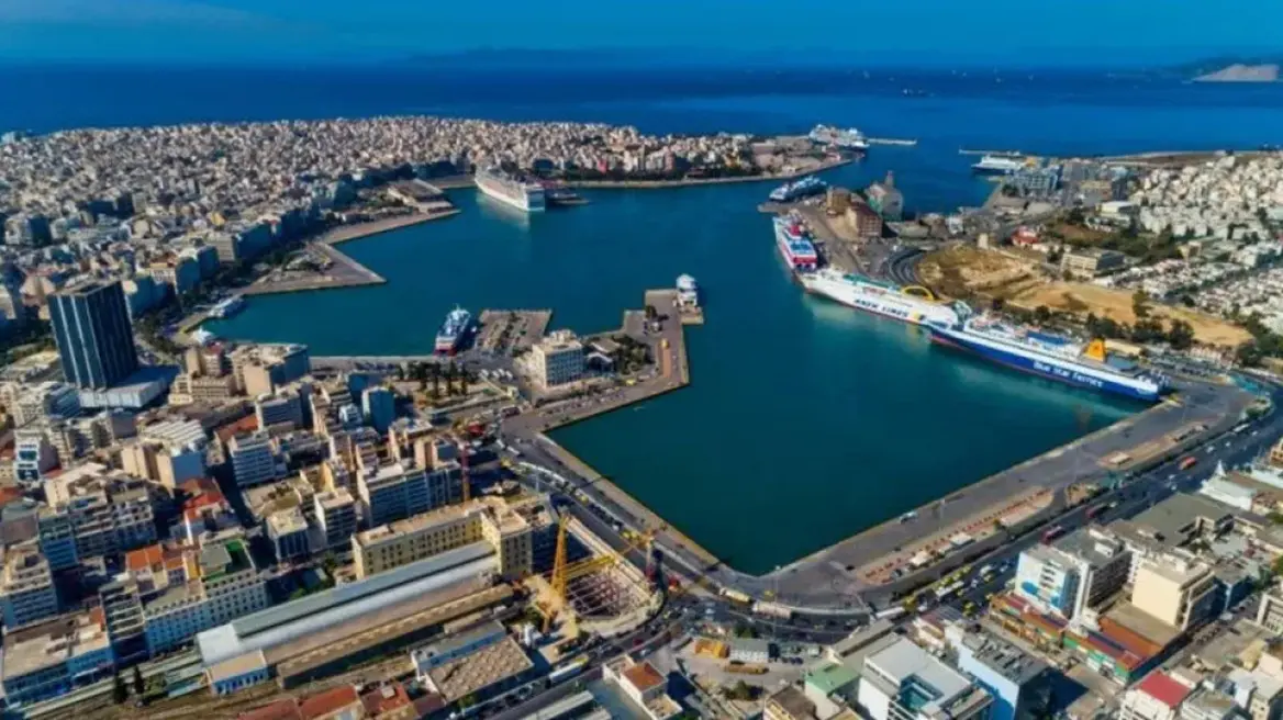 Handelsblatt: Το μεγαλύτερο πλήγμα από τους Χούθι το δέχεται ο Πειραιάς