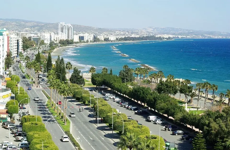 «Γερνά» η Λεμεσός και ανθίζουν τα προάστια
