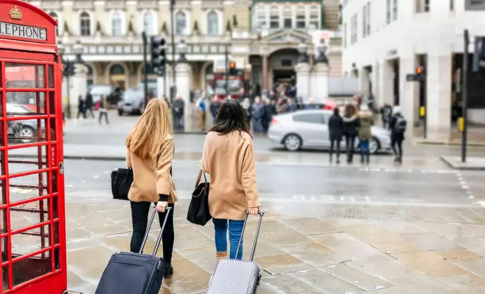 Η Βρετανία θεσπίζει «τουριστικό φόρο» – Πόσα θα πληρώνουν οι επισκέπτες