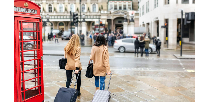 Η Βρετανία θεσπίζει «τουριστικό φόρο» – Πόσα θα πληρώνουν οι επισκέπτες
