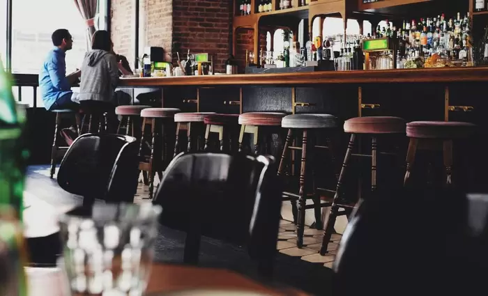 Μπάχαλο ανάμεσα σε Κυβέρνηση και κέντρα αναψυχής για τις συναθροίσεις