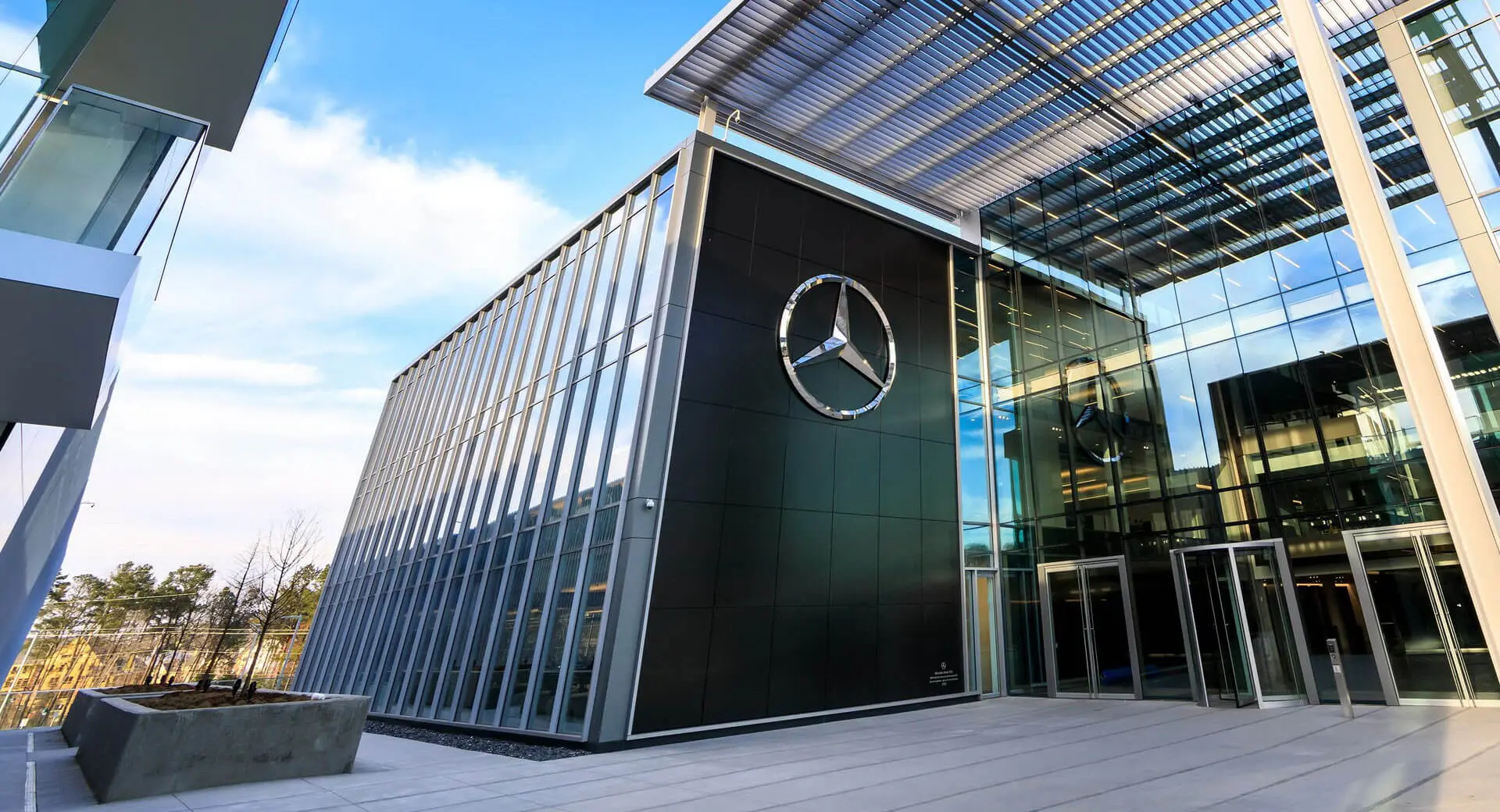 Οι δασμοί Τραμπ «φρενάρουν» τη Mercedes – Εξετάζει να αποσύρει φθηνά μοντέλα από τις ΗΠΑ