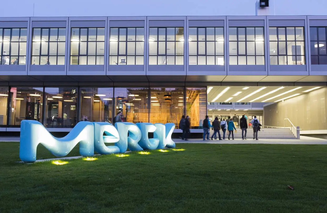Η Merck αποσύρει επένδυση και κόβει θέσεις εργασίας στο Λονδίνο