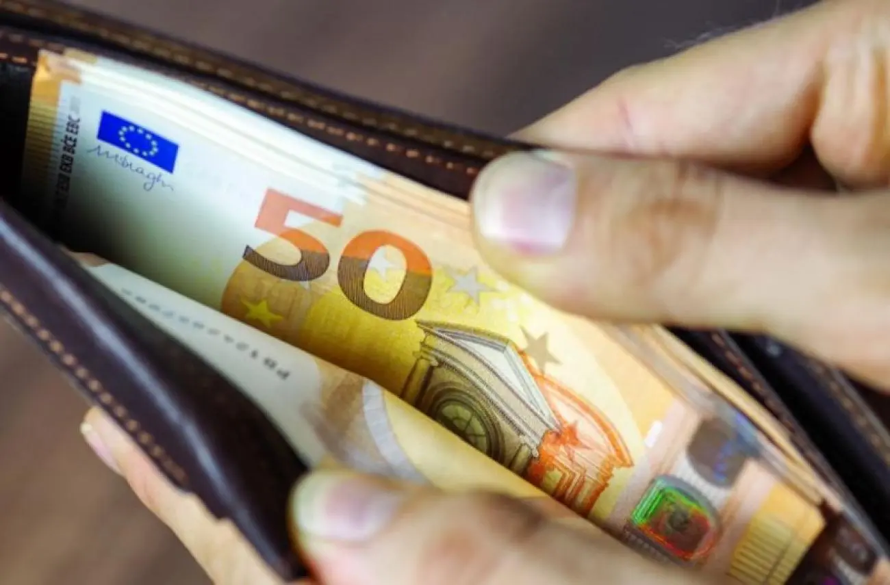 Βγήκε το διάταγμα για τον κατώτατο μισθό, αλλά παραμένουν οι αντιδράσεις