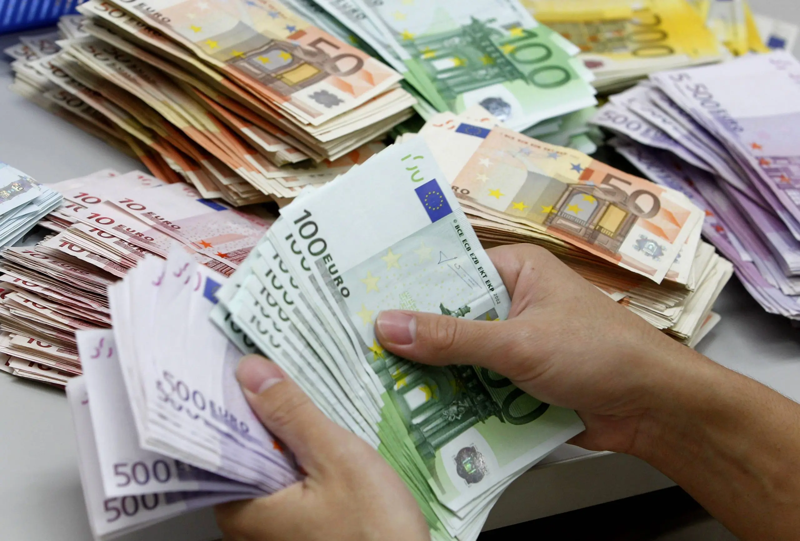 Αυξήσεις και εφάπαξ ποσό €4,5 χιλ. για τραπεζικούς – Τι ανακοίνωσε η ΕΤΥΚ για ανανέωση των συμβάσεων
