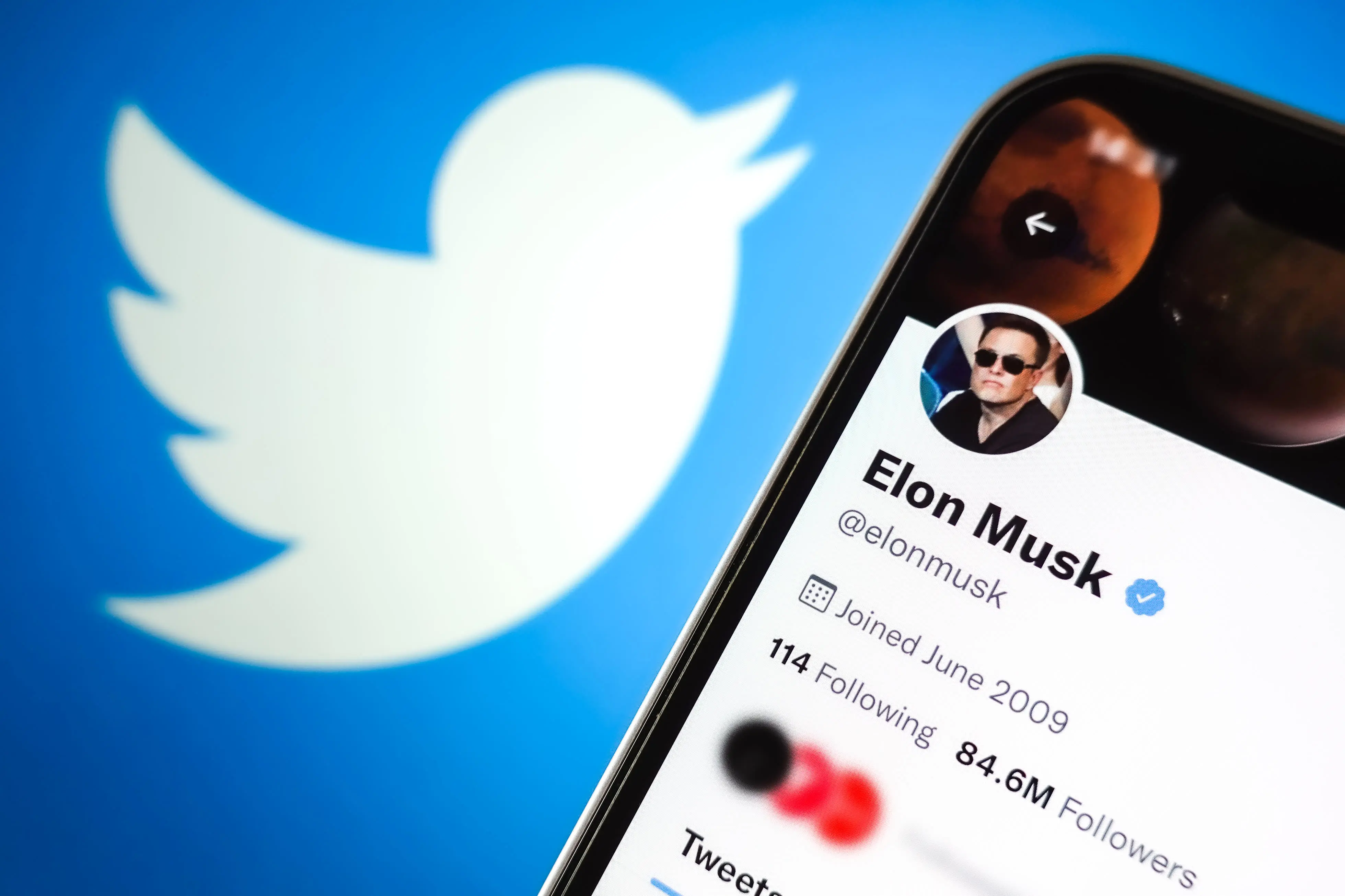 Ο Μασκ παίζει με τη φωτιά: Ρωτά στο Twitter αν πρέπει να παραμείνει CEO