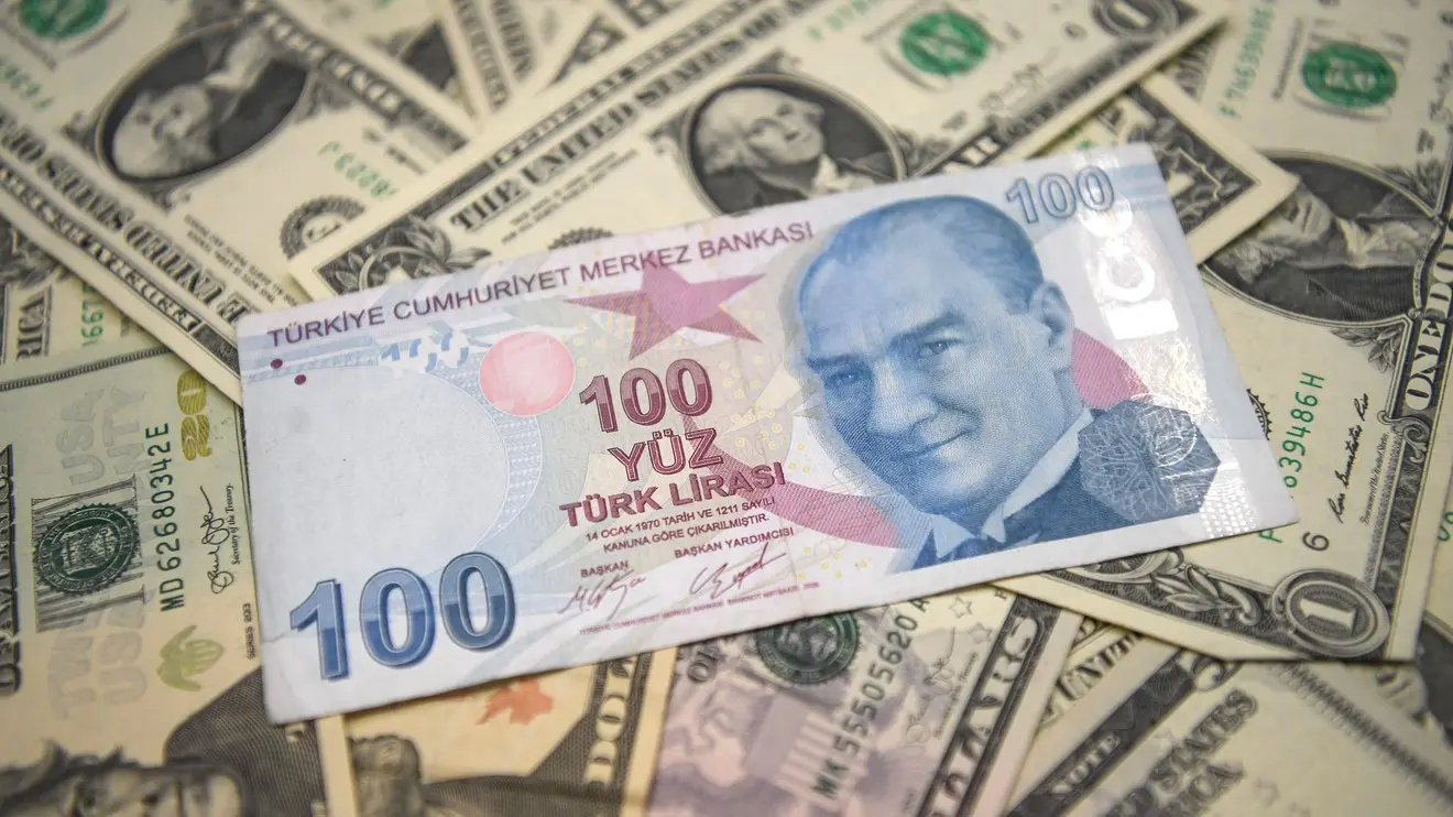 Ενισχύθηκε η ισοτιμία της λίρας με το δολάριο