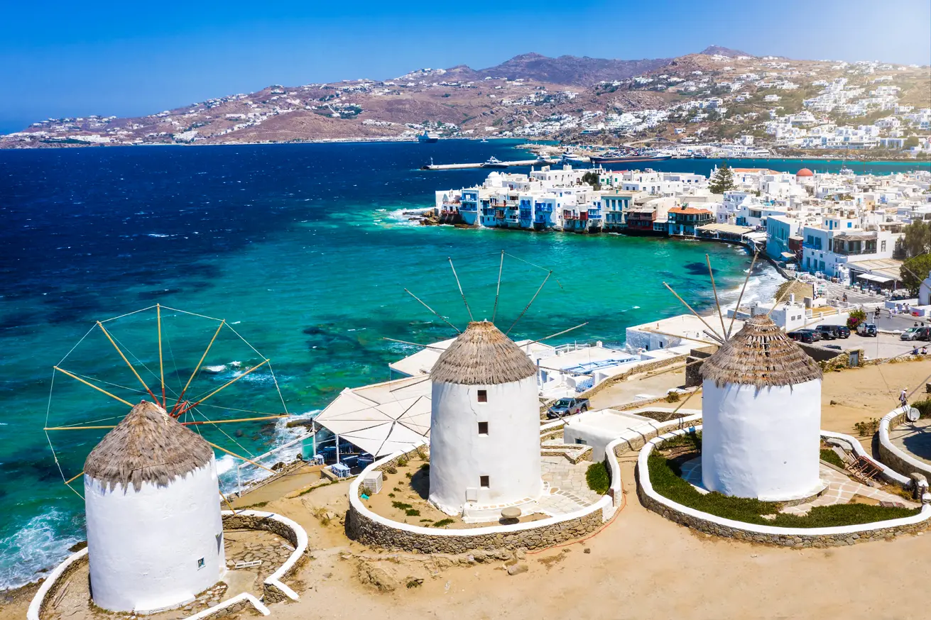 Μύκονος και Σαντορίνη δεν βλέπουν ακόμη το «χρώμα του χρήματος»