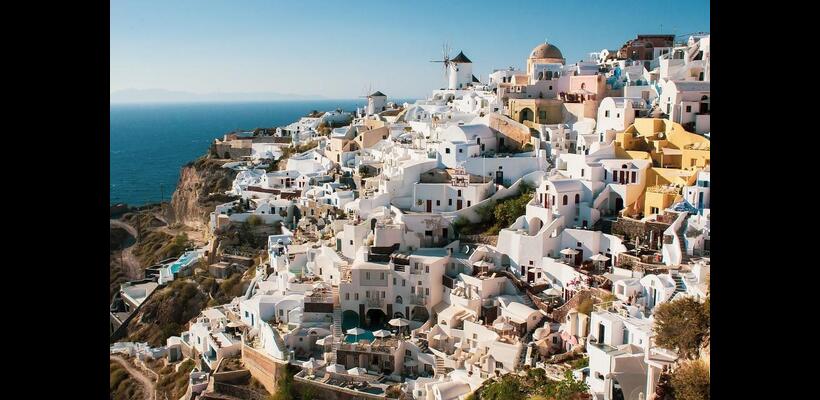 Καθησυχάζει η JP Morgan για τη… Σαντορίνη – Έχει κι άλλα νησιά η Ελλάδα