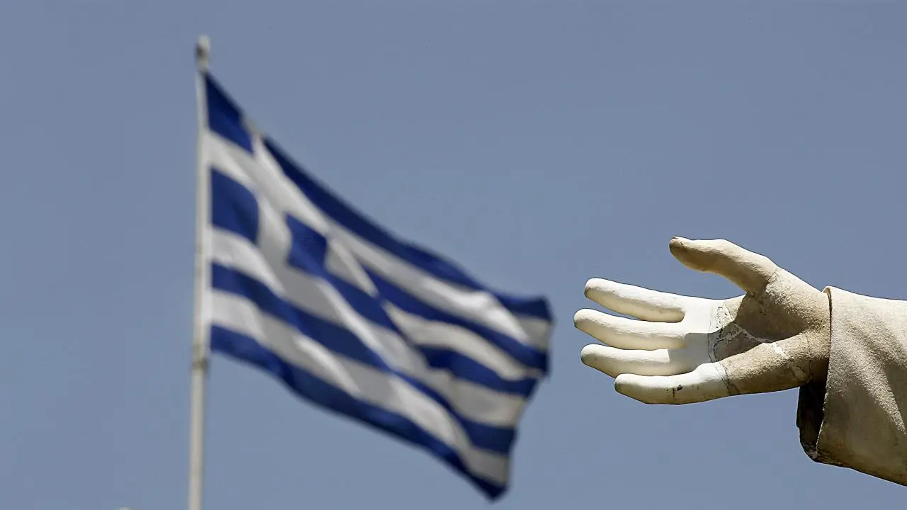 Bloomberg: Η Ελλάδα κινδυνεύει με κυρώσεις