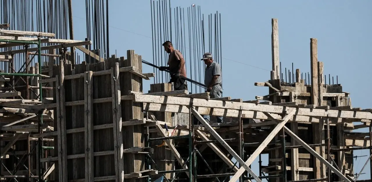 Μειώθηκε το εμβαδόν στις άδειες οικοδομής τον Ιούλιο